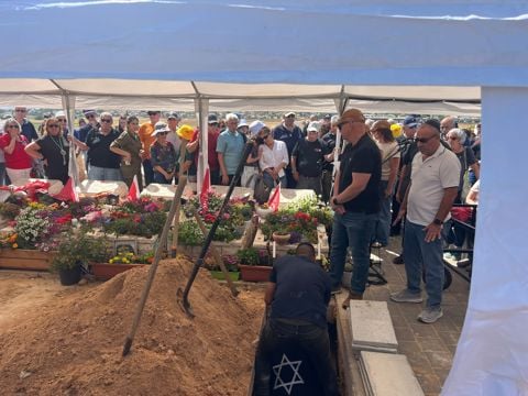 תמר קוץ, ממייסדי קיבוץ כפר עזה, מובאת למנוחות