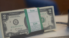 דולר בפחות מ-3 שקלים: חגיגת קניות בקיץ או סכנה למשק?