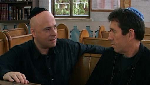 עוזי חיטמן ויואב גינאי בבית הכנסת שהיווה השראה ליצירותיו. 20.12.2003