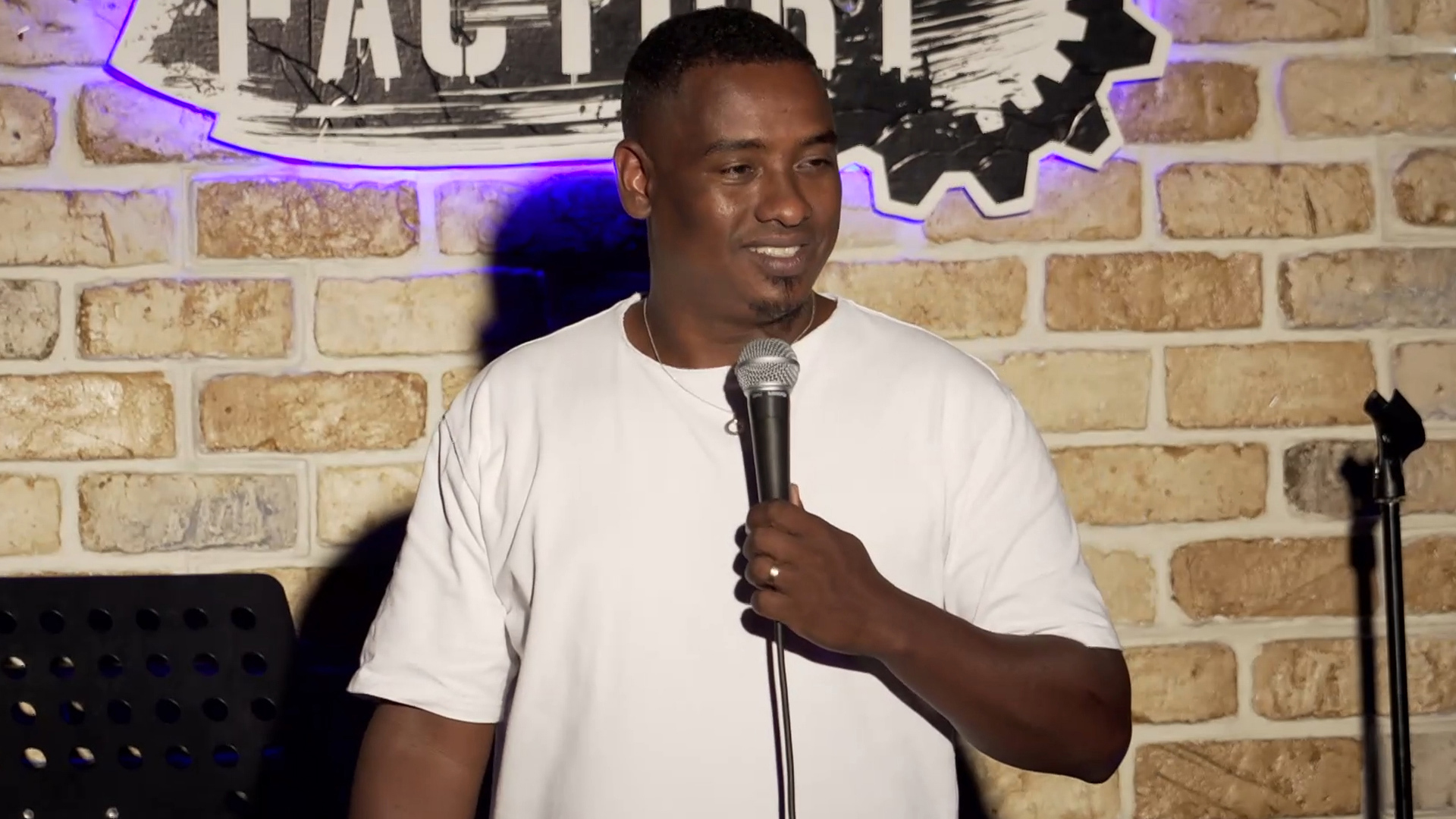 הומור שחור: הסטנדאפיסטים האיתיופים שצוחקים על המורכבות - בבמה