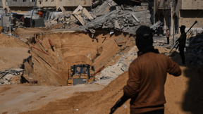 אנשי חמאס בחיפושים אחר חטופים חללים בחאן יונס, אוקטובר 2025