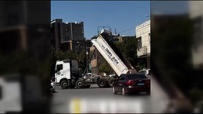 הנהג שלנו חברמן: איך הגיעה המשאית הישראלית הזו לתימן?