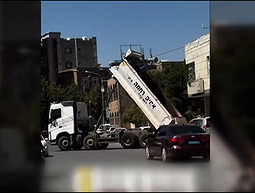 הנהג שלנו חברמן: איך הגיעה המשאית הישראלית הזו לתימן?