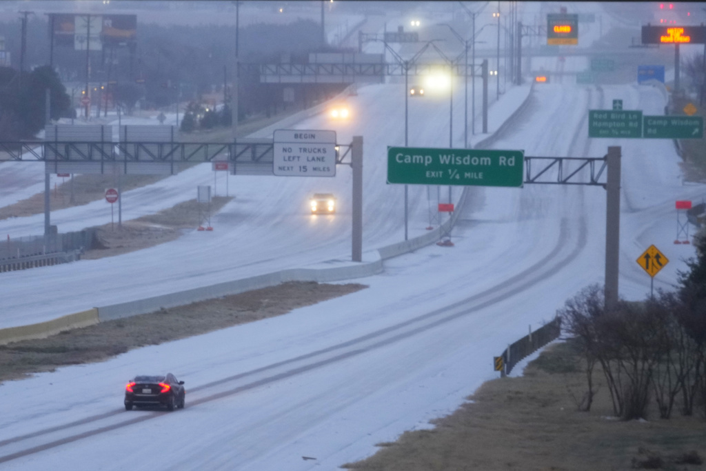 כביש מכוסה שלג בדאלאס, טקסס, ינואר 2026