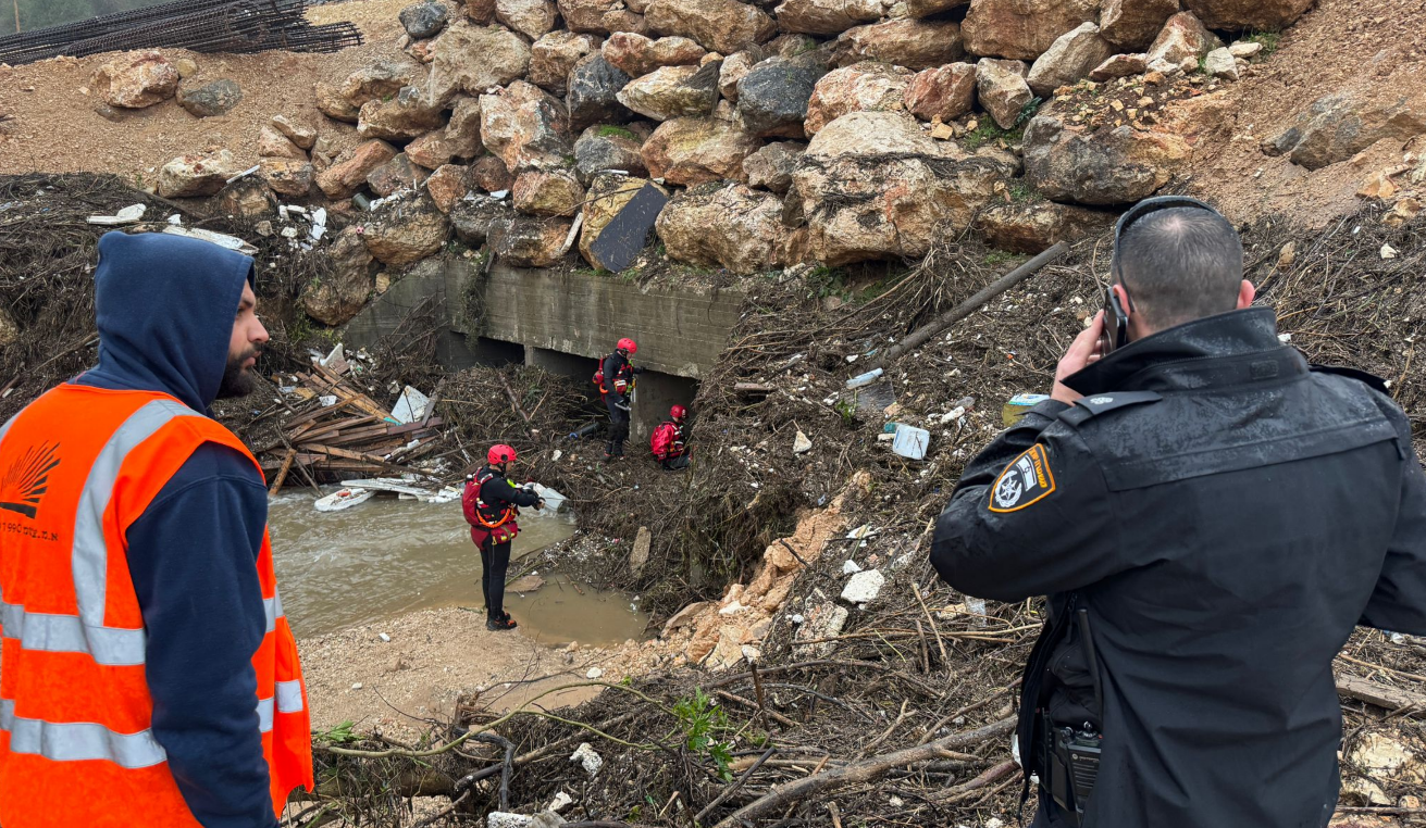 חיפושים אחר נער שנסחף בנחל מודיעין