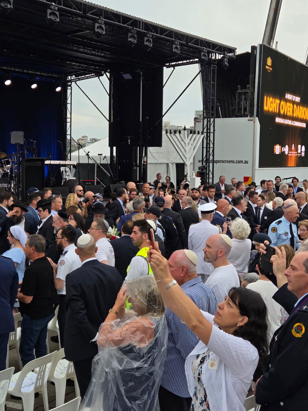 הדלקת נר שמיני בבונדיי ביץ', לזכר 15 הקורבנות בפיגוע