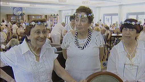 3 נשים בדיור מוגן חוגגות שבועות. 27.5.09