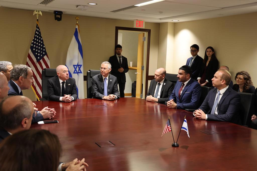 מיכאל הרצוג ואלחנדרו מיורקס