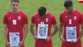 שחקני נבחרת איראן עם תמונות ילדים שנהרגו במלחמה, מרץ 2026