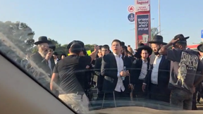 מפגינים חרדים חוסמים את כביש 2 במחאה נגד כליאת עריקים