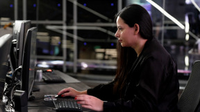 חושפי השחיתויות שמסכנים הכול - ולא מקבלים הגנה ראויה | דגל שחור