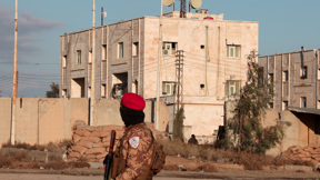 חייל בצבא סוריה ניצב מול בית סוהר בעיר א-רקה בצפון המדינה, היום