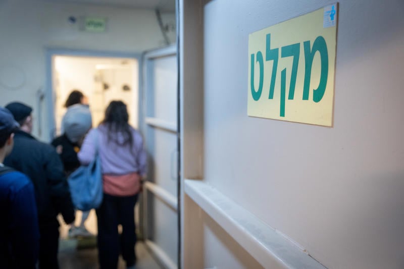 ישראלים נכנסים למקלט בתל אביב, מבצע שאגת הארי