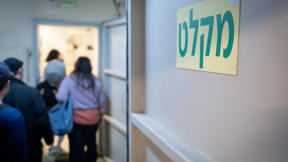 ישראלים נכנסים למקלט בתל אביב, מבצע שאגת הארי