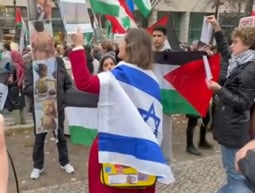 המפגינה הגרמניה שתומכת בישראל זכתה בפרס מהקהילה היהודית