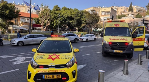 אמבולנסים בזירת הדקירה ברמת גן