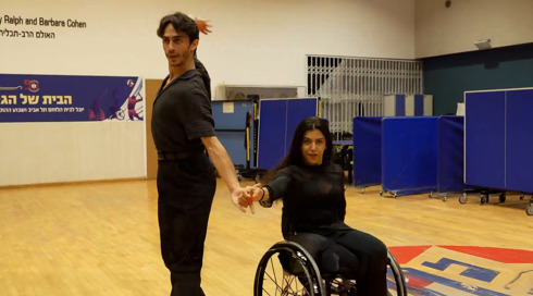 אוראל עומד על שתי רגליו, תומר נכה - שניהם יחד אלופי אירופה בריקוד