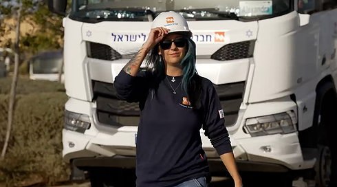"אמרו לי לשבת במשרד, אז עליתי על 32 טון": נהגת המשאית הראשונה בחברת החשמל