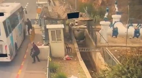 המחבל יורה צרורות, החיילים מחסלים אותו: תיעוד הפיגוע בשומרון בשישי