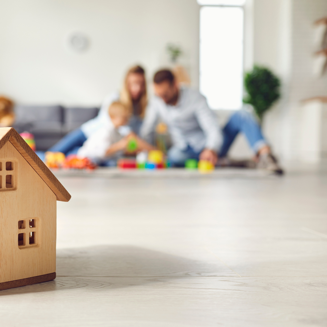 משפחה מטושטשת ובית