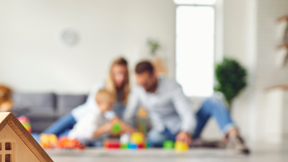 משפחה מטושטשת ובית.Canva משפחה מטושטשת ובית