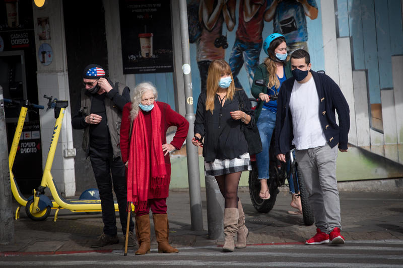 ישראלי עוטים מסכות בתל אביב בזמן התפרצות הקורונה, 2020