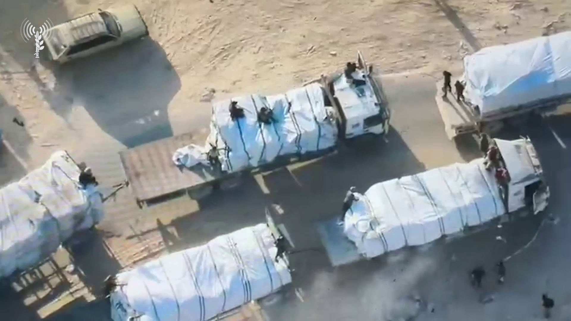 מחבלי חמאס בוזזים משאיות סיוע הומניטרי