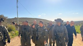 אלוף פיקוד מרכז ומפקד אוגדת איו"ש בתחקיר בסמוך לכפר אבו פלאח ממזרח לעיר רמאללה