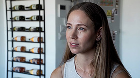 "איך זה שבעלי נפל ואני מצליחה לחייך?": יומן השכול הלא שגרתי של דפני