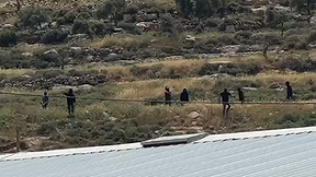 יידוי אבנים לעבר הכפר הפלסטיני ג'אלוד