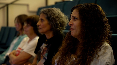 "הבן שלי נחטף אזוק ואני עדיין אזוקה": כשהילדים חטופים בעזה