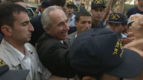 שמעון פרס עם בוחריו. 1996