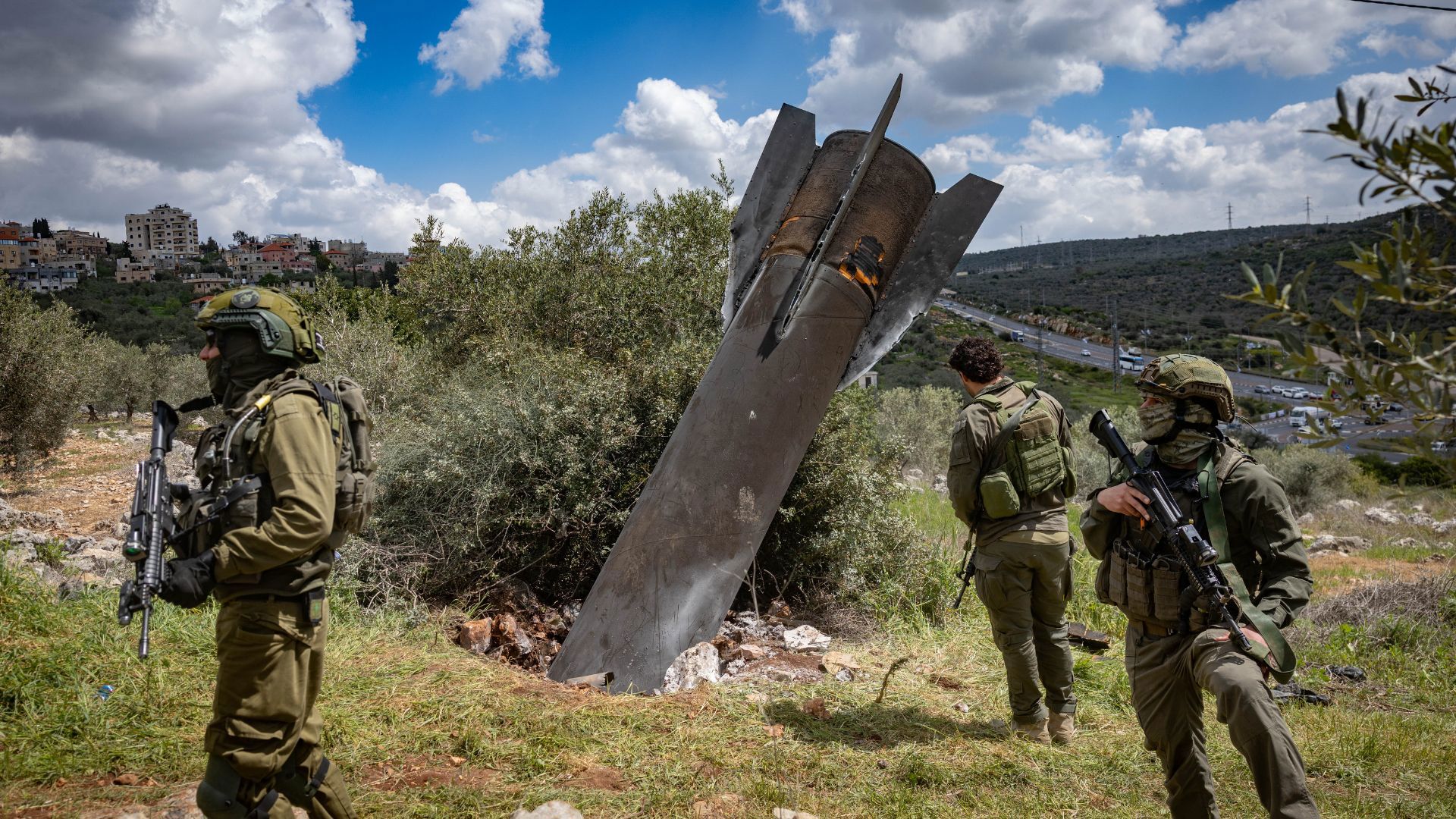 רסיסי טיל איראני שיורט מחוץ לכפר הפלסטיני חארס, מרץ 2025