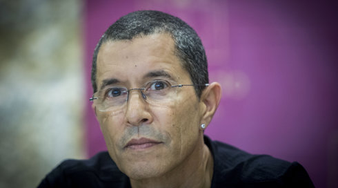 אלי טביב מאויים שוב: רימון רסס, ירי והרס רב - כך נראה ביתו שהושחת הלילה בכפר שמריהו