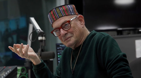 האיש שהמציא שפה בשידורי הרדיו: דורי בן זאב כובש שיא נוסף בקריירה