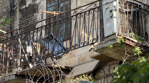 פצוע אנוש בקריסת מרפסת ברחוב שבטי ישראל בירושלים