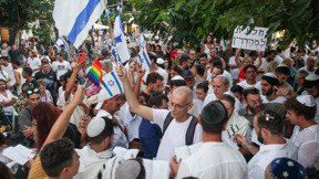 מפגינים בתפילה בדיזנגוף