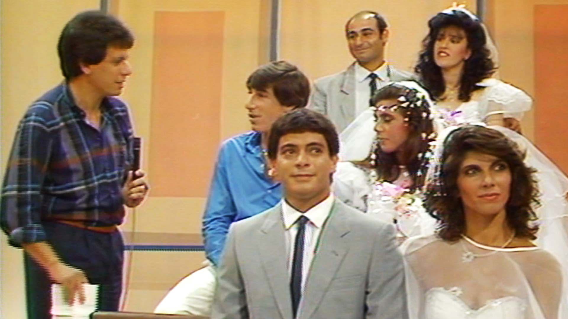 עמוס ארבל עם זוגות ביום חתונתם, 1986