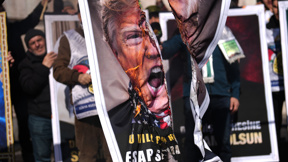 תמונה קרועה ובוערת של הנשיא דונלד טראמפ בהפגנה נגד ארה"ב וישראל באיסטנבול, מרץ 2026