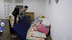 רחוק מהבית: המשפחות שנאלצות לגור במקלטים ובחניונים