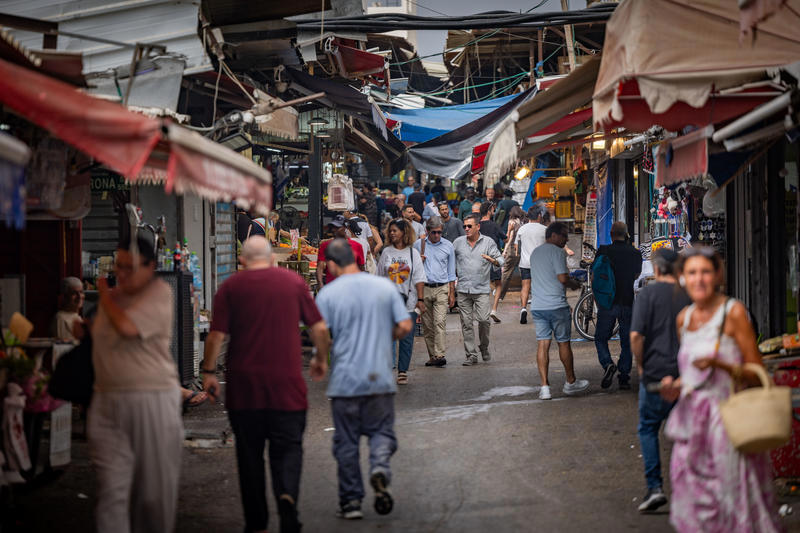 שוק הכרמל בתל אביב בזמן המלחמה עם איראן, יוני 2025