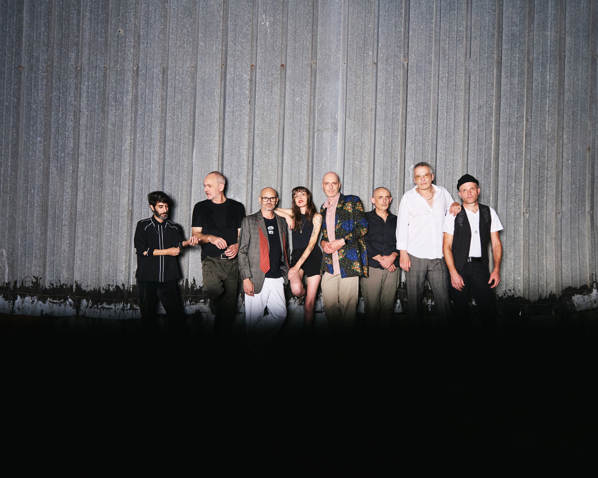 להקת הפטריקים עומדת עם גב לקיר