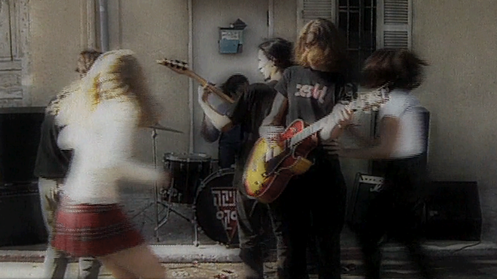 מוניקה סקס "על הרצפה", 1995