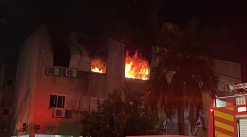 10 נפצעו בדרגות פציעה שונות, לפחות אחד באורח קשה, שריפה פרצה בדירה בעכו