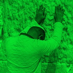 אדם מתפלל בכותל
