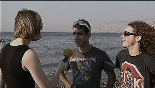 ליאת רון מראיינת את אורי בנאי על שפת הכינרת. 18.8.1997