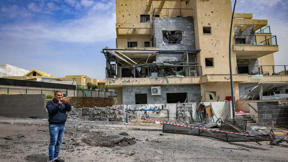 נזקים לבניין בקרית שמונה כתוצאה מפגיעת טיל של חיזבאללה, 2024