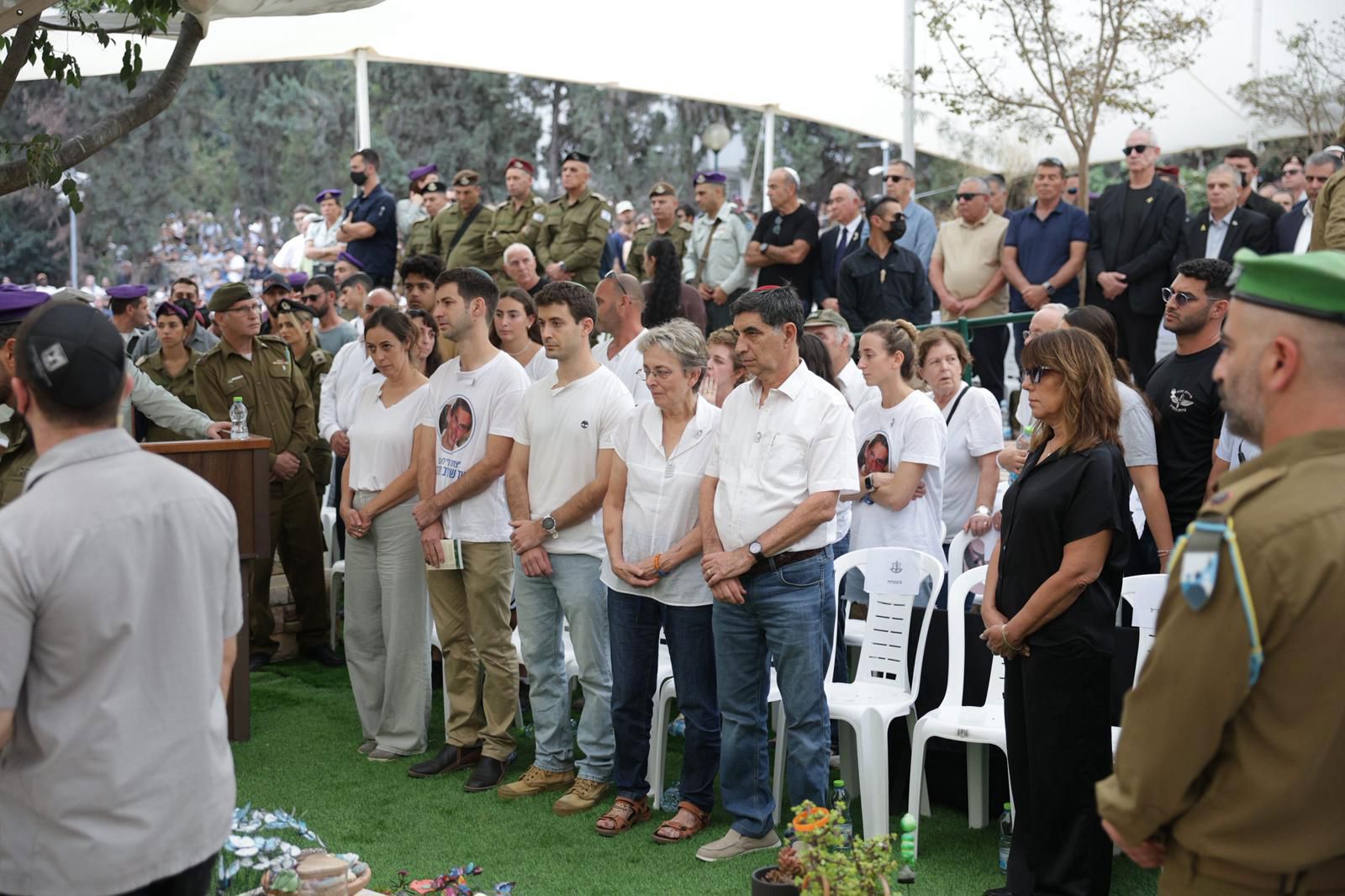 לאה ושמחה גולדין בהלוויית בנם