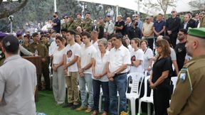 לאה ושמחה גולדין בהלוויית בנם