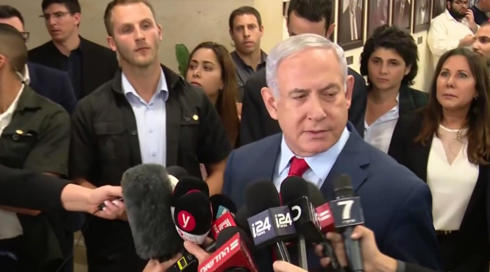 الخامسة في مكان